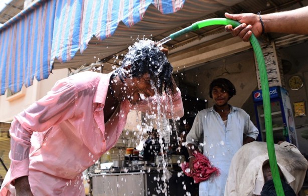 Sıcak hava etkisini sürdürüyor! Pakistanlılar hortumla yıkandı
