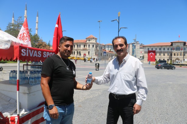 Foto - Sıcak havalar en çok onların yüzünü güldürüyor