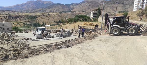 Foto - Sıcak havaya rağmen güneş altında çalışıyorlar