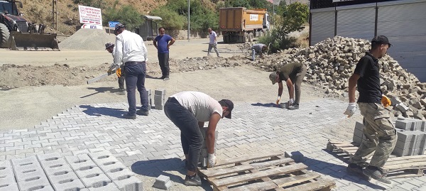 Foto - Sıcak havaya rağmen güneş altında çalışıyorlar