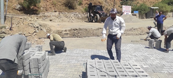 Foto - Sıcak havaya rağmen güneş altında çalışıyorlar