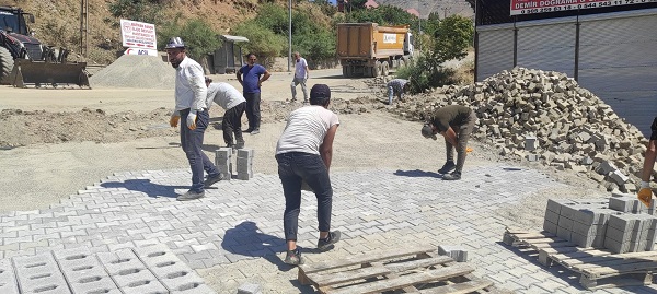 Foto - Sıcak havaya rağmen güneş altında çalışıyorlar