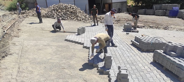 Sıcak havaya rağmen güneş altında çalışıyorlar