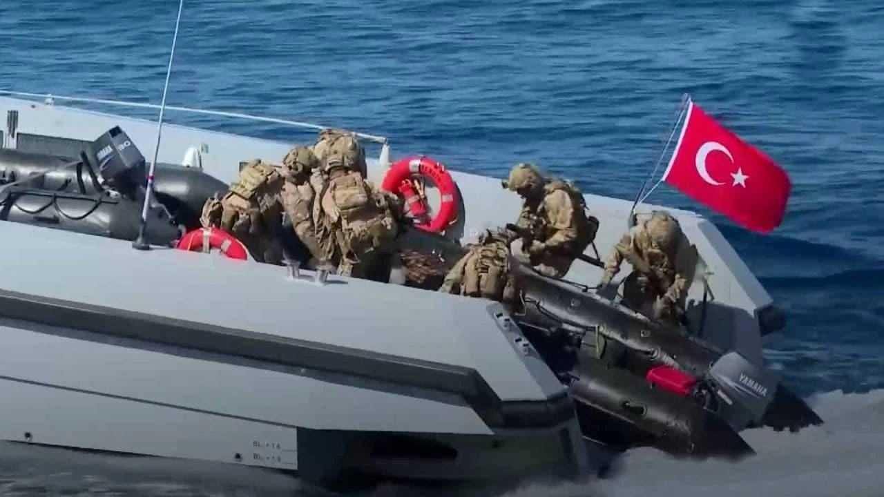 Foto - Sıcak saatler: Türkiye 92 savaş gemisi, savaş helikopteri, savaş uçakları ve İHA'larla harekete geçti