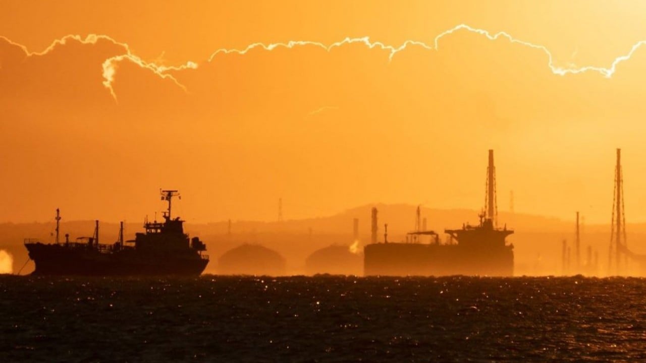 Sıcak saatler: Yunan gemileri vuruldu