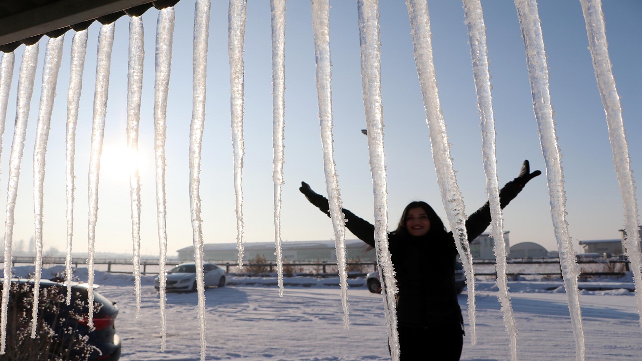 Foto - Sıcak su havada dondu! Erzurum’da soğuk hava şova dönüştü! 