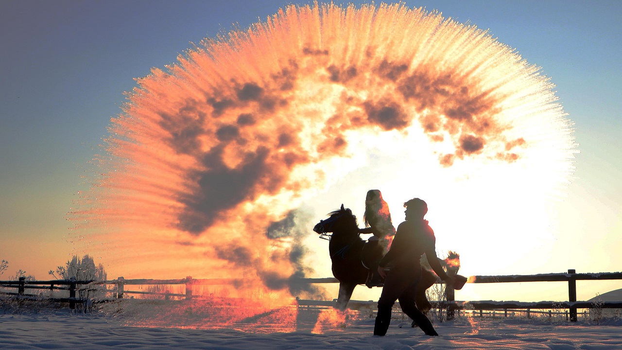 Sıcak su havada dondu! Erzurum’da soğuk hava şova dönüştü! 