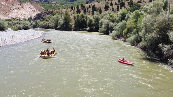 Foto - Sıcaklara raftingli çözüm