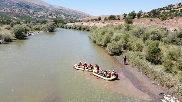 Foto - Sıcaklara raftingli çözüm