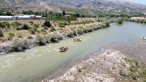 Foto - Sıcaklara raftingli çözüm