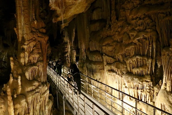 Sıcaklardan bunalanların rotası: Karaca Mağarası