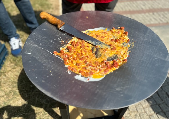 Foto - Sıcaklık 50 dereceyi aştı! Güneş altında ne pişirdiklerine inanamayacaksınız