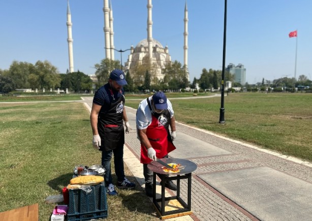 Foto - Sıcaklık 50 dereceyi aştı! Güneş altında ne pişirdiklerine inanamayacaksınız