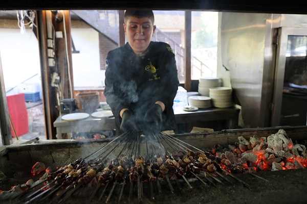 Foto - Sıcaktan bunalan da, canı ciğer çeken de oraya gidiyor
