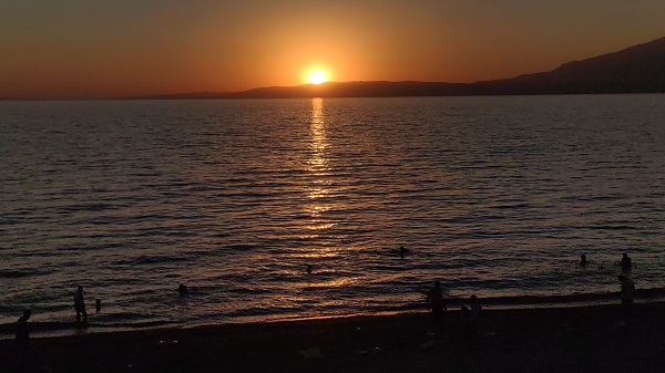 Sıcaktan bunalan Van Gölü'ne akın ediyor