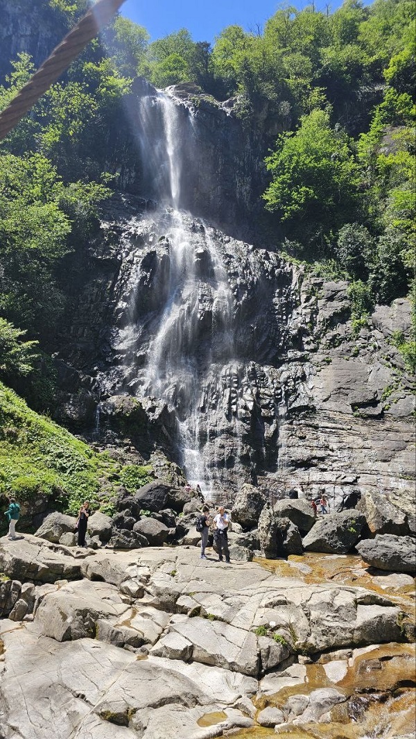 Foto - Sıcaktan kaçanların rotası: Mençuna Şelalesi