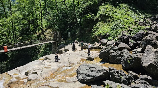 Foto - Sıcaktan kaçanların rotası: Mençuna Şelalesi