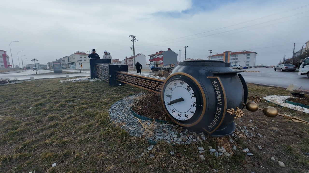 Şiddetli fırtına kamyoneti fırlattı!