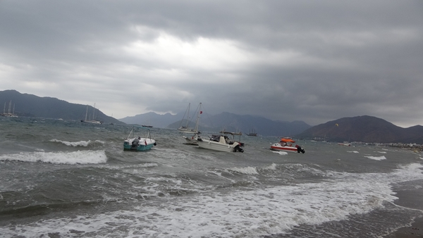 Foto - Şiddetli fırtına tekneleri karaya savurdu