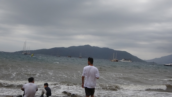 Foto - Şiddetli fırtına tekneleri karaya savurdu