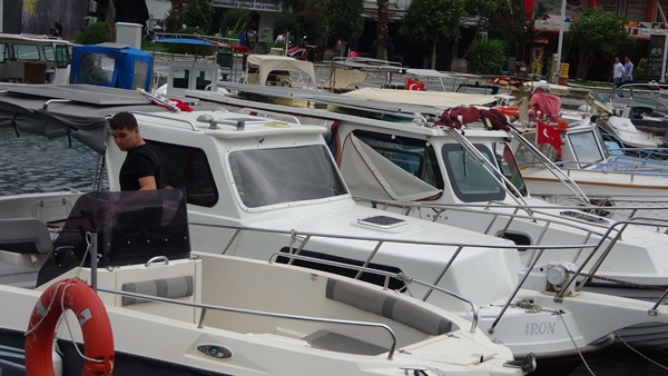 Foto - Şiddetli fırtına tekneleri karaya savurdu