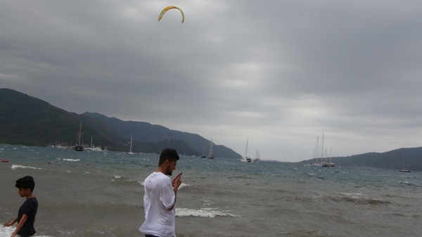 Foto - Şiddetli fırtına tekneleri karaya savurdu