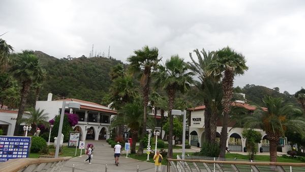 Foto - Şiddetli fırtına tekneleri karaya savurdu