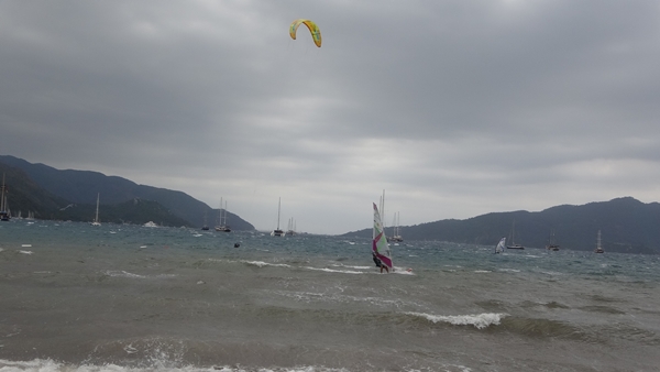 Foto - Şiddetli fırtına tekneleri karaya savurdu