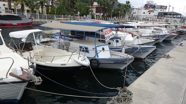 Foto - Şiddetli fırtına tekneleri karaya savurdu