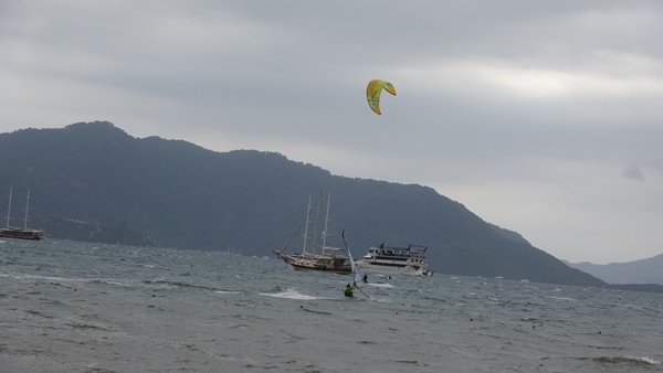 Foto - Şiddetli fırtına tekneleri karaya savurdu