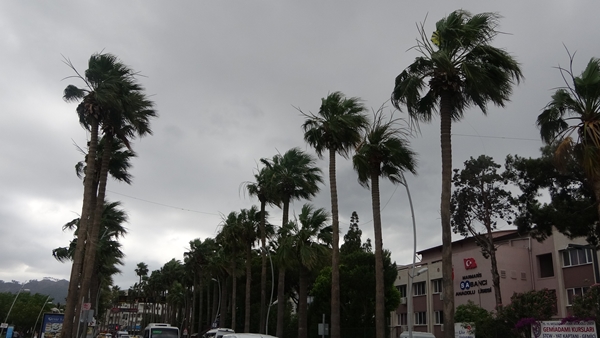 Foto - Şiddetli fırtına tekneleri karaya savurdu