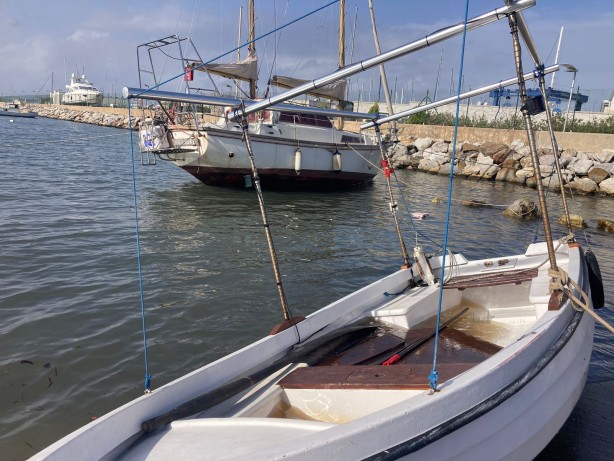 Şiddetli fırtına tekneleri sürükledi, istinat duvarını yıktı