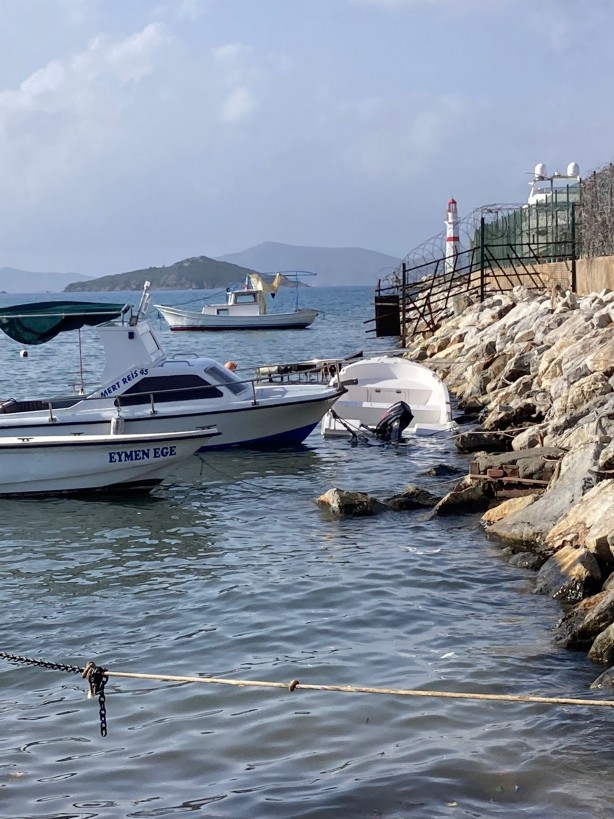 Foto - Şiddetli fırtına tekneleri sürükledi, istinat duvarını yıktı