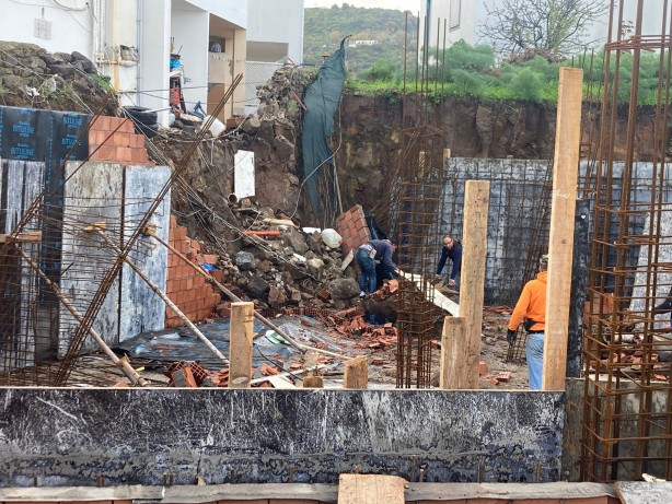 Foto - Şiddetli fırtına tekneleri sürükledi, istinat duvarını yıktı
