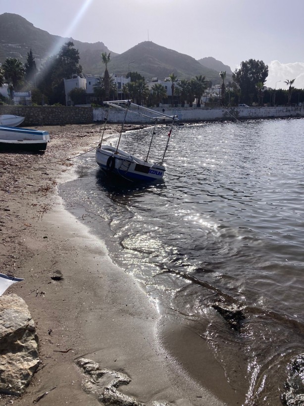 Foto - Şiddetli fırtına tekneleri sürükledi, istinat duvarını yıktı
