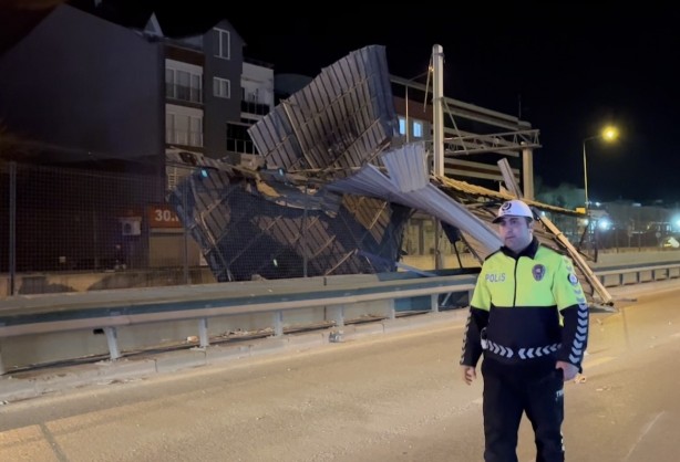 Foto - Şiddetli lodos 3 katlı binanın çatısını uçurdu, ev sahibi ne olduğunu anlayamadı