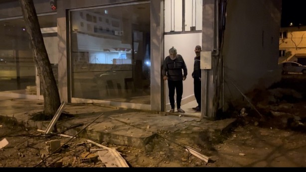 Foto - Şiddetli lodos 3 katlı binanın çatısını uçurdu, ev sahibi ne olduğunu anlayamadı