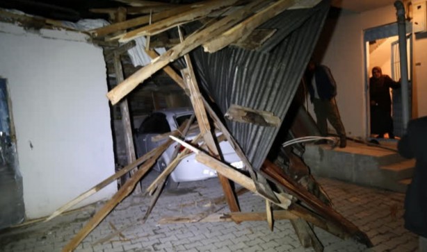 Foto - Şiddetli rüzgar evlerin çatılarını uçurdu!