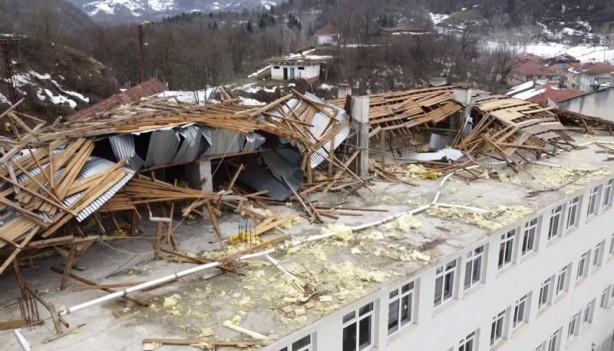 Foto - Şiddetli rüzgar okulun çatısını böyle uçurdu!