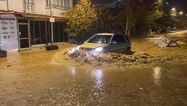 Foto - Şiddetli yağış arabaları suya gömdü