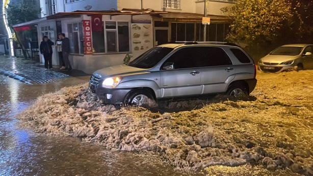 Foto - Şiddetli yağış arabaları suya gömdü
