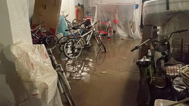 Foto - Şiddetli yağış arabaları suya gömdü