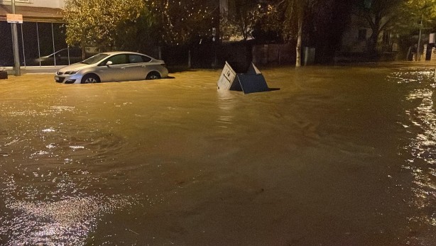 Foto - Şiddetli yağış arabaları suya gömdü