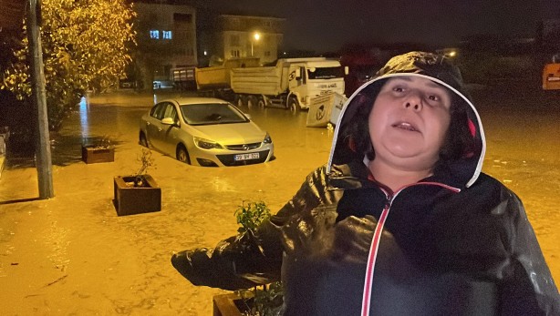 Foto - Şiddetli yağış arabaları suya gömdü