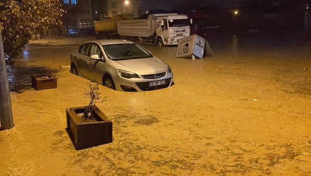 Foto - Şiddetli yağış arabaları suya gömdü