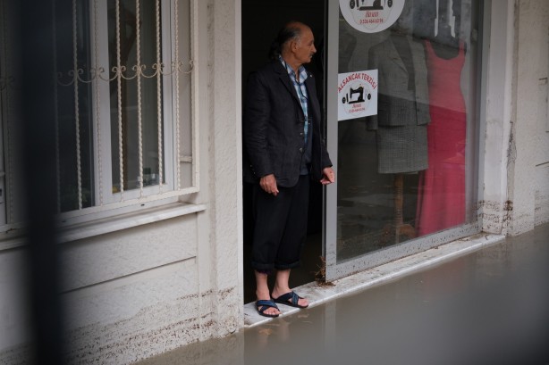Foto - Şiddetli yağış sonrası vatandaşlar evlerde mahsur kaldı