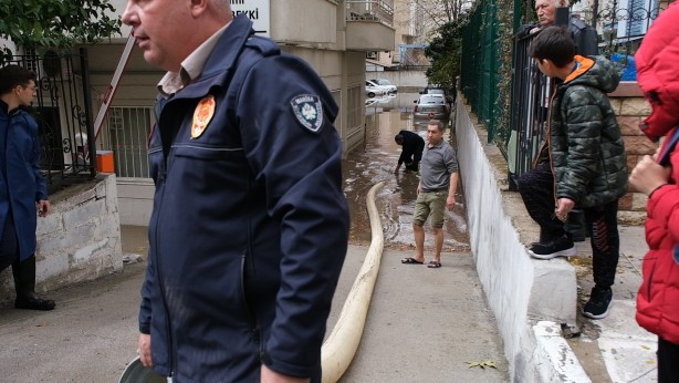 Foto - Şiddetli yağış sonrası vatandaşlar evlerde mahsur kaldı