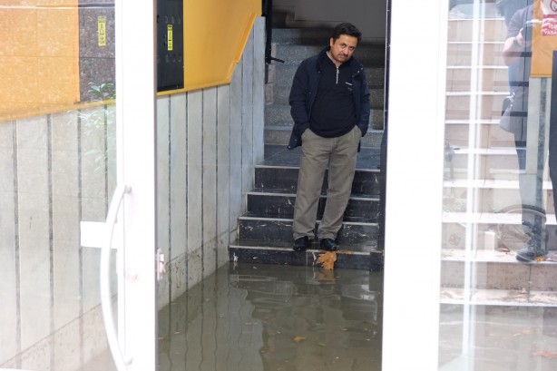 Foto - Şiddetli yağış sonrası vatandaşlar evlerde mahsur kaldı