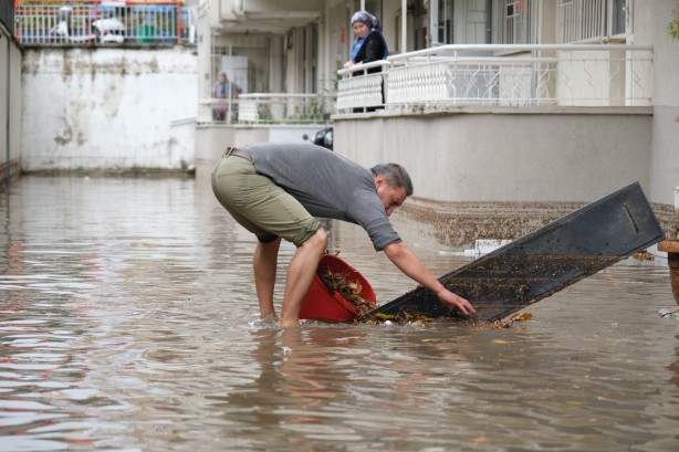 Şiddetli yağış sonrası vatandaşlar evlerde mahsur kaldı