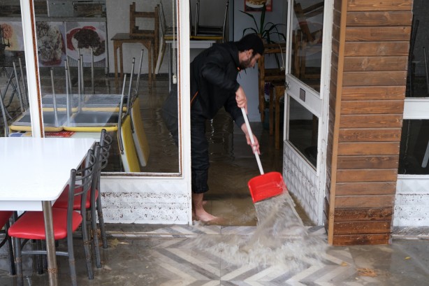 Foto - Şiddetli yağış sonrası vatandaşlar evlerde mahsur kaldı